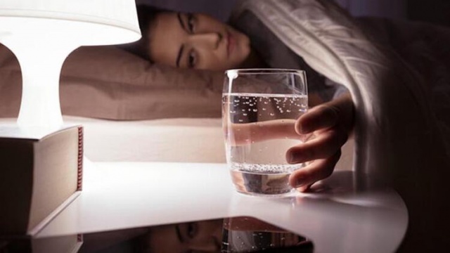 Gece uyumadan önce baş ucunuza neden su koymamalısınız?