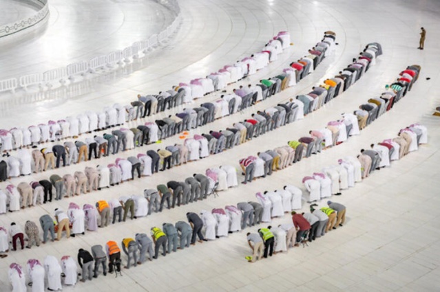 Son dakika: Tarihi an! Mescid-i Haram'da ilk teravih namazı görüntülendi