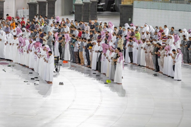 Son dakika: Tarihi an! Mescid-i Haram'da ilk teravih namazı görüntülendi