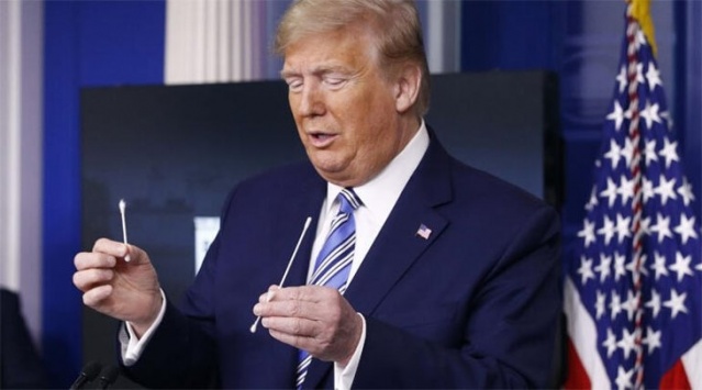 Dünyaca ünlü aktör Brad Pitt, ABD lideri Donald Trump'la dalga geçti.