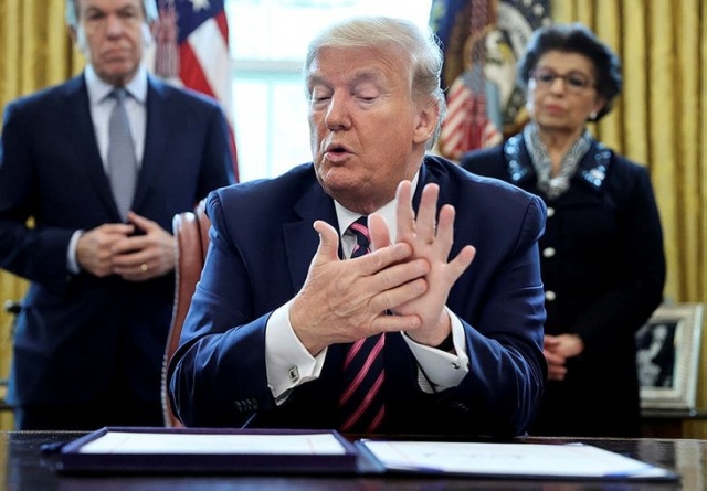 Dünyaca ünlü aktör Brad Pitt, ABD lideri Donald Trump'la dalga geçti.